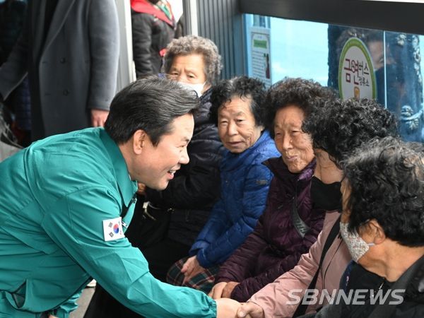 박정현 부여군수, 설맞이 전통시장 방문
