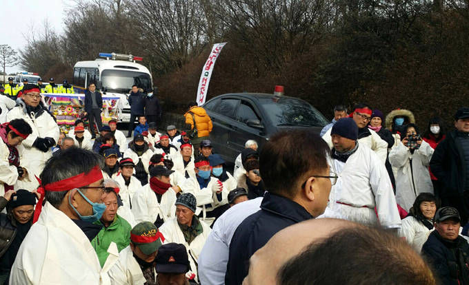 지난달 17일 수목장 조성 반대 대책위원회가 집회를 벌이고 있는 모습