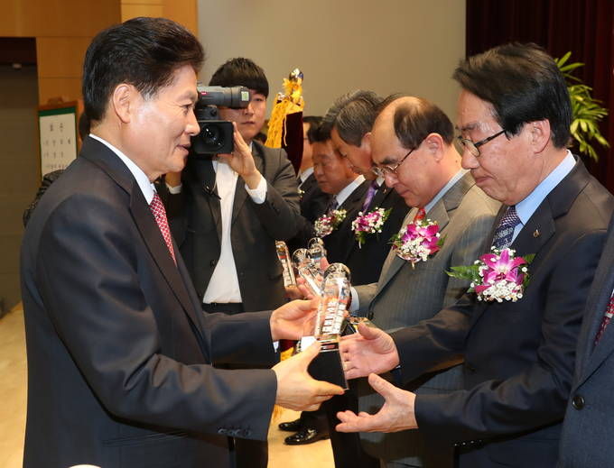 ‘전국 상호금융평가’에서 최우수상을 받는 오영환 조합장