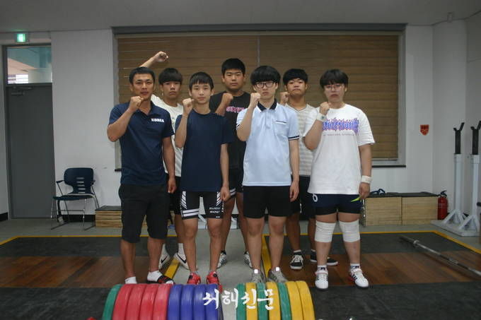 장항중학교 역도부 선수들과 이규석 선수(왼쪽 세 번째)