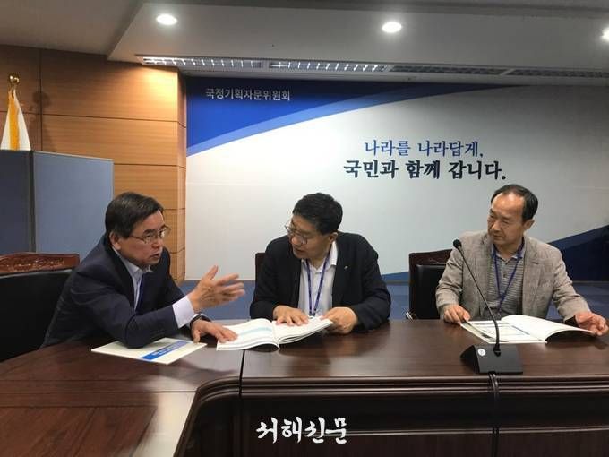 노 군수가 강현수 충남연구원장에게 현안사업을 설명하고 있다