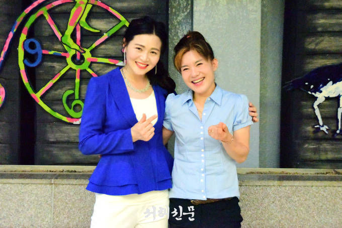 여성수기공모에서 수상한 홍선희 씨와 정순정 씨