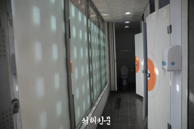 공중화장실 투명 유리벽(좌측)에 안개 시트지가 부착됐다