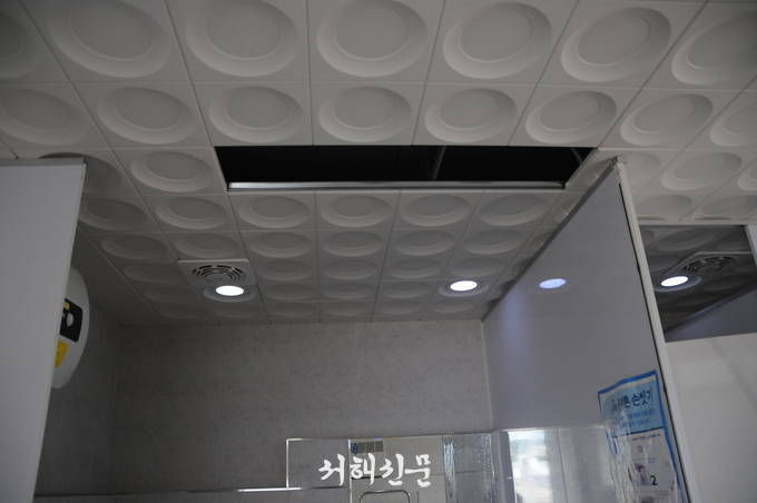공중화장실 천장이 손상된 채 방치돼 있다