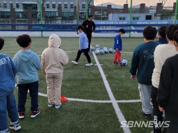 15일 충남대학교 내 풋살장에서 지역아동센터 아동들에게 축구교실을 진행하고 있다.