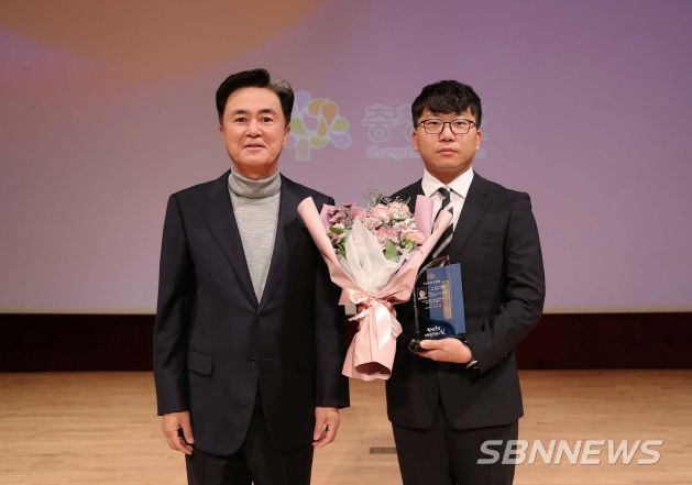 12월 직원 월례모임(김태흠 지사와 이주호 주무관)